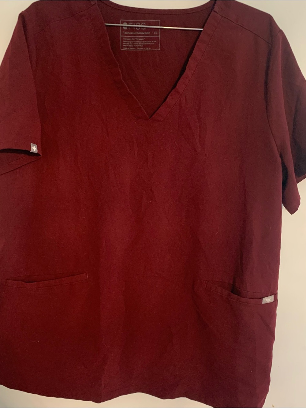 Figs Men’s V-Neck Scrub Top in Burgundy